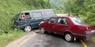 MİNİBÜS İLE OTOMOBİL KAFA KAFAYA ÇARPIŞTI: 3 YARALI