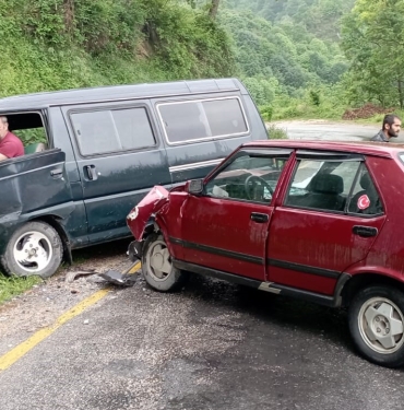 MİNİBÜS İLE OTOMOBİL KAFA KAFAYA ÇARPIŞTI: 3 YARALI