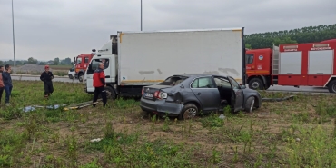 SAKARYA'DA OTOMOBİL İLE KAMYONET ÇARPIŞTI: 3 YARALI