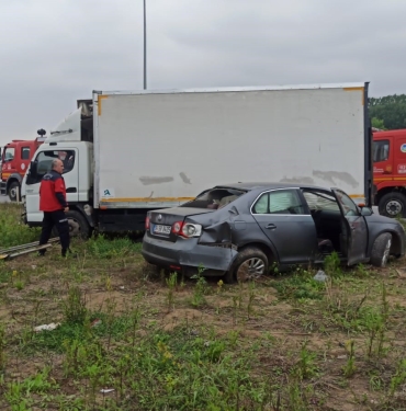 SAKARYA'DA OTOMOBİL İLE KAMYONET ÇARPIŞTI: 3 YARALI