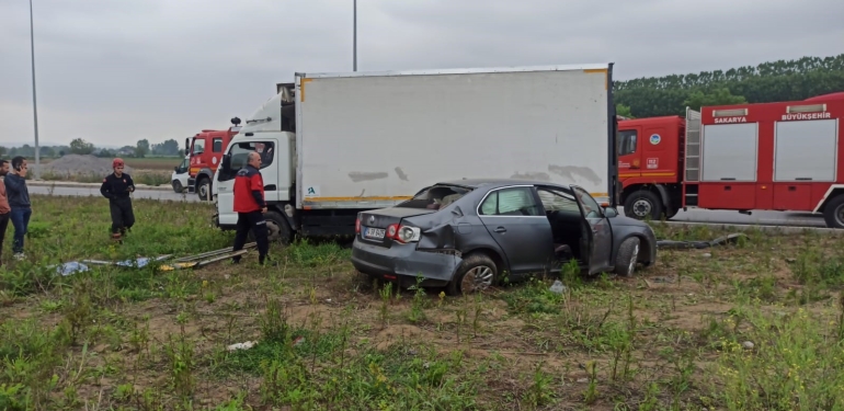 SAKARYA'DA OTOMOBİL İLE KAMYONET ÇARPIŞTI: 3 YARALI