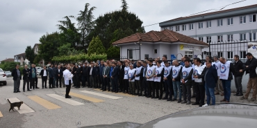 OKUL MÜDÜRÜ İLE YARDIMCISININ DARP EDİLMESİNİ EĞİTİMCİLER PROTESTO EDEREK KINADI