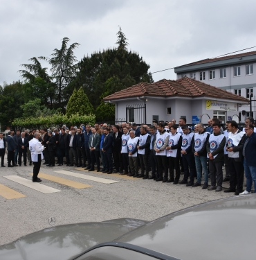 OKUL MÜDÜRÜ İLE YARDIMCISININ DARP EDİLMESİNİ EĞİTİMCİLER PROTESTO EDEREK KINADI