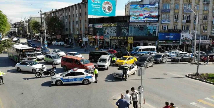 ig-sehrin-merkezinde-bayram-yogunlugu-trafik-felc-oldu-14372