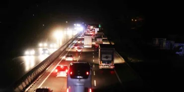 tatilciler-yola-cikti-otoyolda-akici-yogunluk-olustu