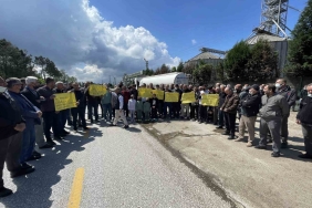FABRİKANIN DEREYE BIRAKTIĞI ATIK, MAHALLELİYE EYLEM YAPTIRDI ZAMANINDA YÜZÜLEN DERENİN ŞİMDİLERDE YANINDAN GEÇİLMİYOR TEK İSTEDİKLERİ GIDA FABRİKASININ ARITMASINI ÇALIŞTIRMASI KIZILCIKORMAN MAHALLESİ MUHTARI MECİD KIZILDAĞ: "İNSANLAR EVİNDE DURURKEN, SOKAKTA GEZERKEN MASKE TAKIYOR" "BEN MUHTAR OLARAK UTANIYORUM, BURADAN KİM KİME SIKINTI OLUŞTURARAK PARA KAZANIYORSA HARAM OLSUN"