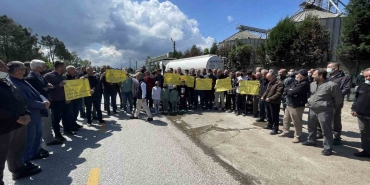 FABRİKANIN DEREYE BIRAKTIĞI ATIK, MAHALLELİYE EYLEM YAPTIRDI ZAMANINDA YÜZÜLEN DERENİN ŞİMDİLERDE YANINDAN GEÇİLMİYOR TEK İSTEDİKLERİ GIDA FABRİKASININ ARITMASINI ÇALIŞTIRMASI KIZILCIKORMAN MAHALLESİ MUHTARI MECİD KIZILDAĞ: "İNSANLAR EVİNDE DURURKEN, SOKAKTA GEZERKEN MASKE TAKIYOR" "BEN MUHTAR OLARAK UTANIYORUM, BURADAN KİM KİME SIKINTI OLUŞTURARAK PARA KAZANIYORSA HARAM OLSUN"