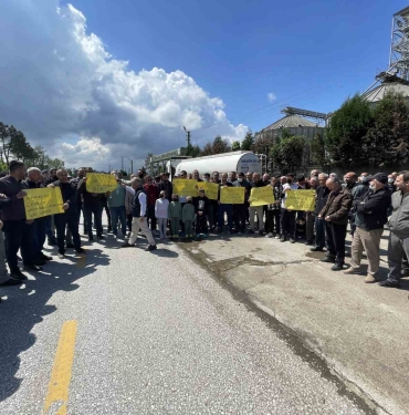 FABRİKANIN DEREYE BIRAKTIĞI ATIK, MAHALLELİYE EYLEM YAPTIRDI ZAMANINDA YÜZÜLEN DERENİN ŞİMDİLERDE YANINDAN GEÇİLMİYOR TEK İSTEDİKLERİ GIDA FABRİKASININ ARITMASINI ÇALIŞTIRMASI KIZILCIKORMAN MAHALLESİ MUHTARI MECİD KIZILDAĞ: "İNSANLAR EVİNDE DURURKEN, SOKAKTA GEZERKEN MASKE TAKIYOR" "BEN MUHTAR OLARAK UTANIYORUM, BURADAN KİM KİME SIKINTI OLUŞTURARAK PARA KAZANIYORSA HARAM OLSUN"