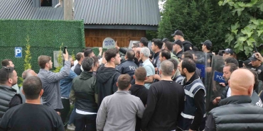 4 YILDIR SU FATURASI ÖDEDİĞİ BUNGALOVUN SUYU KESİLİNCE YOLU KAPATTI, ORTALIK KARIŞTI SAATLER SÜREN GERGİNLİĞİN ARDINDAN BUNGALOVUN SUYU POLİS EŞLİĞİNDE KESİLDİ ABONELİĞİ BULUNAN İŞLETMENİN SUYUNU KESTİRMEMEK İÇİN ETTEN DUVAR ÖRDÜLER