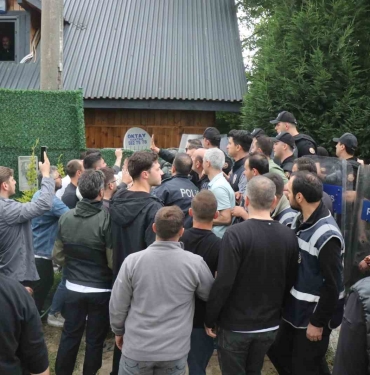4 YILDIR SU FATURASI ÖDEDİĞİ BUNGALOVUN SUYU KESİLİNCE YOLU KAPATTI, ORTALIK KARIŞTI SAATLER SÜREN GERGİNLİĞİN ARDINDAN BUNGALOVUN SUYU POLİS EŞLİĞİNDE KESİLDİ ABONELİĞİ BULUNAN İŞLETMENİN SUYUNU KESTİRMEMEK İÇİN ETTEN DUVAR ÖRDÜLER