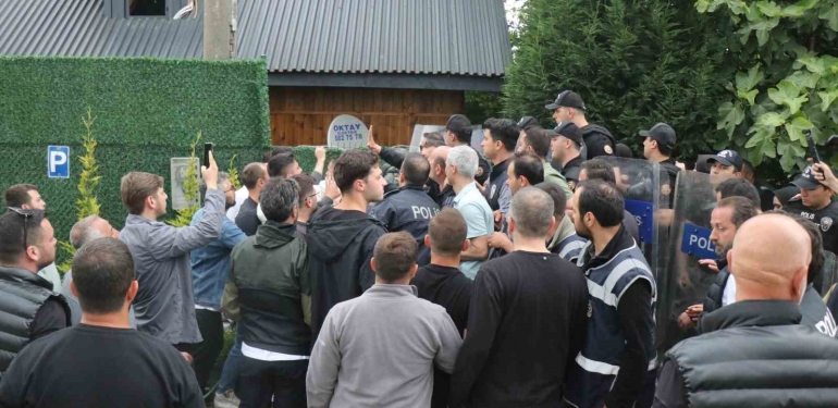 4 YILDIR SU FATURASI ÖDEDİĞİ BUNGALOVUN SUYU KESİLİNCE YOLU KAPATTI, ORTALIK KARIŞTI SAATLER SÜREN GERGİNLİĞİN ARDINDAN BUNGALOVUN SUYU POLİS EŞLİĞİNDE KESİLDİ ABONELİĞİ BULUNAN İŞLETMENİN SUYUNU KESTİRMEMEK İÇİN ETTEN DUVAR ÖRDÜLER