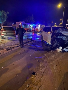 Sakarya’da korkutan kaza: Kafa kafaya çarpışan SUV araç alev aldı