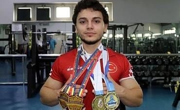 AVRUPA BİLEK GÜREŞİ ŞAMPİYONASI'NDA SAKARYALI GENÇTEN GURURLANDIRAN BAŞARI