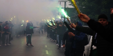 SAKARYASPORLU TARAFTARLAR, TAKIMI DERBİYE MEŞALE VE TEZAHÜRATLARLA UĞURLADI