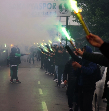 SAKARYASPORLU TARAFTARLAR, TAKIMI DERBİYE MEŞALE VE TEZAHÜRATLARLA UĞURLADI
