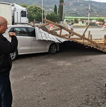 SAKARYA'DA AKARYAKIT İSTASYONUNUN ÇATISI OTOMOBİLİN ÜZERİNE DÜŞTÜ OTOMOBİLİN İÇERİSİNDE KİMSENİN OLMAMASI FACİAYI ÖNLEDİ
