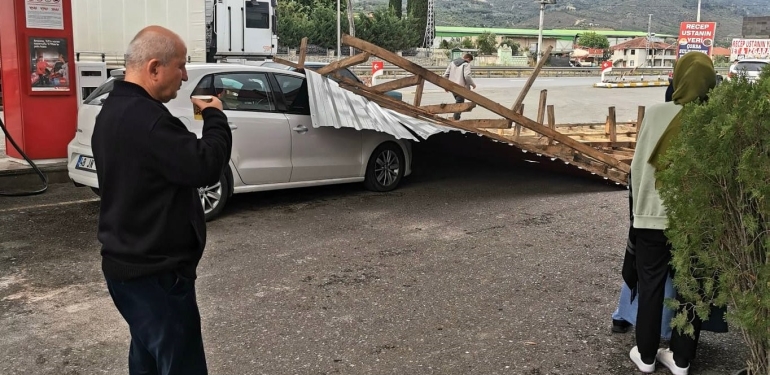 SAKARYA'DA AKARYAKIT İSTASYONUNUN ÇATISI OTOMOBİLİN ÜZERİNE DÜŞTÜ OTOMOBİLİN İÇERİSİNDE KİMSENİN OLMAMASI FACİAYI ÖNLEDİ