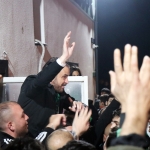 SAKARYASPOR'UN FİNAL COŞKUSU SOKAKLARA SIĞMADI TAKIM OTOBÜSÜNÜ GİŞELERDE KARŞILAYAN TARAFTAR GRUBUNUN COŞKUSU TESİSLERDE DEVAM ETTİ SAKARYASPOR BAŞKANI CUMHUR GENÇ, TARAFTARA 'ÜÇLÜ' ÇEKTİRDİ