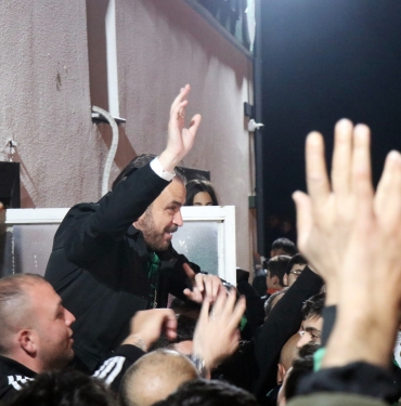 SAKARYASPOR'UN FİNAL COŞKUSU SOKAKLARA SIĞMADI TAKIM OTOBÜSÜNÜ GİŞELERDE KARŞILAYAN TARAFTAR GRUBUNUN COŞKUSU TESİSLERDE DEVAM ETTİ SAKARYASPOR BAŞKANI CUMHUR GENÇ, TARAFTARA 'ÜÇLÜ' ÇEKTİRDİ