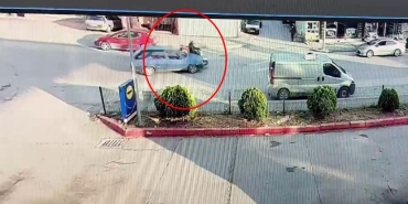 OTOMOBİL İLE MOTOSİKLETİN KAZASI KAMERADA: 1 YARALI