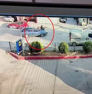 OTOMOBİL İLE MOTOSİKLETİN KAZASI KAMERADA: 1 YARALI