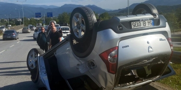 VİRAJDA KONTROLDEN ÇIKAN OTOMOBİL TAKLA ATTI: 2 HAFİF YARALI