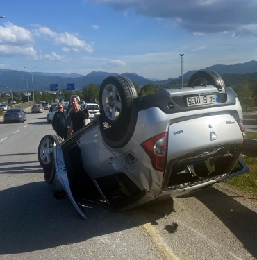 VİRAJDA KONTROLDEN ÇIKAN OTOMOBİL TAKLA ATTI: 2 HAFİF YARALI
