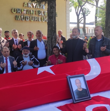 ORMAN İŞLETME MÜDÜRLÜĞÜ'NDE AİT DEPODAKİ PATLAMADA HAYATINI KAYBEDEN ÇALIŞAN DEFNEDİLDİ DEFİN SIRASINDA KÜÇÜK OĞLUNUN AĞLAYARAK MEZARA SU DÖKMESİ YÜREKLERİ BURKTU
