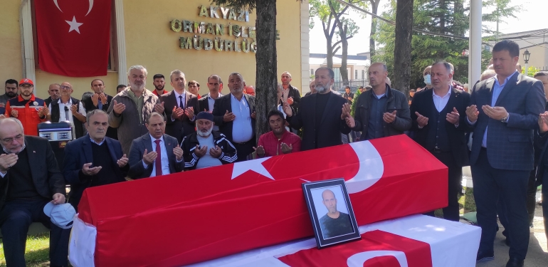 ORMAN İŞLETME MÜDÜRLÜĞÜ'NDE AİT DEPODAKİ PATLAMADA HAYATINI KAYBEDEN ÇALIŞAN DEFNEDİLDİ DEFİN SIRASINDA KÜÇÜK OĞLUNUN AĞLAYARAK MEZARA SU DÖKMESİ YÜREKLERİ BURKTU
