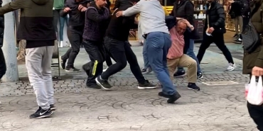 ŞEHRİN EN İŞLEK CADDESİ BOKS RİNGİNE DÖNDÜ: O ANLAR KAMERADA
