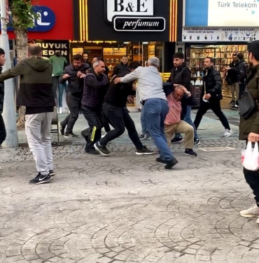 ŞEHRİN EN İŞLEK CADDESİ BOKS RİNGİNE DÖNDÜ: O ANLAR KAMERADA