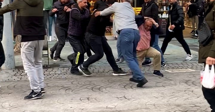 ŞEHRİN EN İŞLEK CADDESİ BOKS RİNGİNE DÖNDÜ: O ANLAR KAMERADA