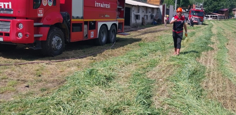 TAVUK ÇİFTLİĞİNDE PANİK OLUŞTURAN YANGINI İTFAİYE SÖNDÜRDÜ