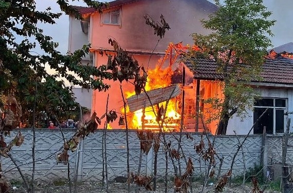 ALEVLERE TESLİM OLAN TEK KATLI EV KULLANILAMAZ HALE GELDİ