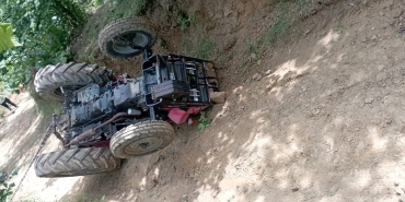 DEVRİLEN TRAKTÖRÜN ALTINDA KALAN ADAM HAYATINI KAYBETTİ