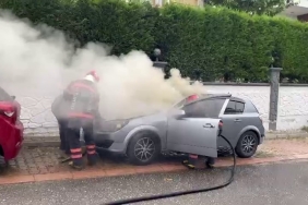 SAKARYA'DA PARK HALİNDEKİ OTOMOBİL ALEV ALDI