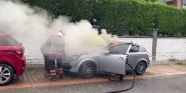 SAKARYA'DA PARK HALİNDEKİ OTOMOBİL ALEV ALDI