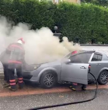 SAKARYA'DA PARK HALİNDEKİ OTOMOBİL ALEV ALDI