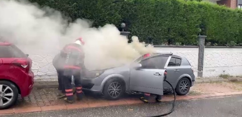 SAKARYA'DA PARK HALİNDEKİ OTOMOBİL ALEV ALDI