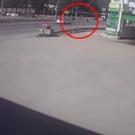 YOLUN KARŞISINA GEÇMEK İÇİN KOŞAN GENCE OTOMOBİL ÇARPTI: KAZA ANI KAMERADA