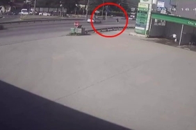 YOLUN KARŞISINA GEÇMEK İÇİN KOŞAN GENCE OTOMOBİL ÇARPTI: KAZA ANI KAMERADA