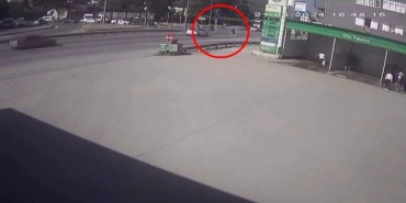 YOLUN KARŞISINA GEÇMEK İÇİN KOŞAN GENCE OTOMOBİL ÇARPTI: KAZA ANI KAMERADA