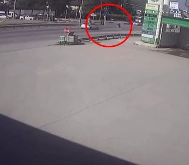 YOLUN KARŞISINA GEÇMEK İÇİN KOŞAN GENCE OTOMOBİL ÇARPTI: KAZA ANI KAMERADA