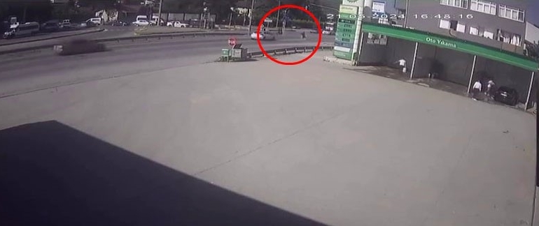 YOLUN KARŞISINA GEÇMEK İÇİN KOŞAN GENCE OTOMOBİL ÇARPTI: KAZA ANI KAMERADA