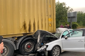 ANADOLU OTOYOLU'NDA OTOMOBİL, TIRA OK GİBİ SAPLANDI: 2 YARALI HURDAYA DÖNEN OTOMOBİLDE SIKIŞAN BİR KİŞİ İTFAİYE EKİPLERİNCE KURTARILDI