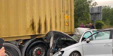 ANADOLU OTOYOLU'NDA OTOMOBİL, TIRA OK GİBİ SAPLANDI: 2 YARALI HURDAYA DÖNEN OTOMOBİLDE SIKIŞAN BİR KİŞİ İTFAİYE EKİPLERİNCE KURTARILDI