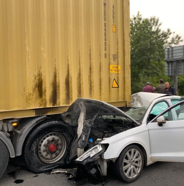 ANADOLU OTOYOLU'NDA OTOMOBİL, TIRA OK GİBİ SAPLANDI: 2 YARALI HURDAYA DÖNEN OTOMOBİLDE SIKIŞAN BİR KİŞİ İTFAİYE EKİPLERİNCE KURTARILDI