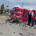 HAFRİYAT KAMYONUYLA ÇARPIŞAN OTOMOBİL KAĞIT GİBİ EZİLDİ: 2 ÖLÜ KAZAYA KARIŞAN KAMYONUN CAMLARI VE BAZI BÖLÜMLERİ ÖLENLERİN YAKINI TARAFINDAN ÇEKİÇLE PARÇALANDI