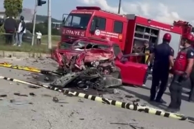 HAFRİYAT KAMYONUYLA ÇARPIŞAN OTOMOBİL KAĞIT GİBİ EZİLDİ: 2 ÖLÜ KAZAYA KARIŞAN KAMYONUN CAMLARI VE BAZI BÖLÜMLERİ ÖLENLERİN YAKINI TARAFINDAN ÇEKİÇLE PARÇALANDI