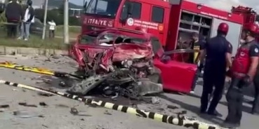 HAFRİYAT KAMYONUYLA ÇARPIŞAN OTOMOBİL KAĞIT GİBİ EZİLDİ: 2 ÖLÜ KAZAYA KARIŞAN KAMYONUN CAMLARI VE BAZI BÖLÜMLERİ ÖLENLERİN YAKINI TARAFINDAN ÇEKİÇLE PARÇALANDI